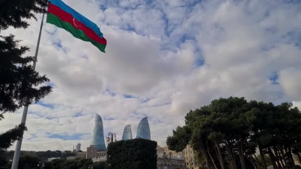 アゼルバイジャン国旗と炎の塔バクー市の近代的なランドマーク4K — ストック動画