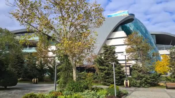 Baku Modern Építészete Azerbajdzsán Bevásárlóközpont Épület Milli Parkban Sunny Őszi — Stock videók