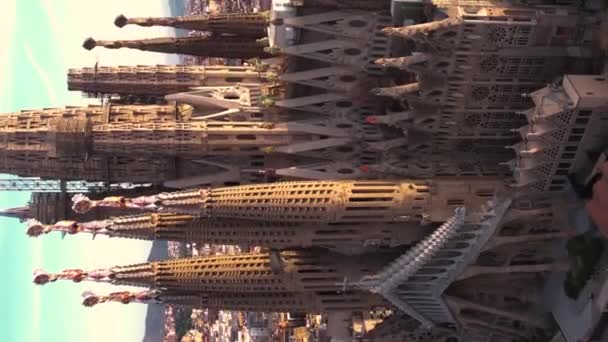 Vertical Drone Shot Sagrada Familia Church Barcelona Spain Iconic Landmark — Stock videók