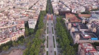 Arc de Triomf 'un Hava Görüntüsü, Barcelona, İspanya. Zafer Kemeri Tarihi ve Gezinti Alanı, İHA 4K