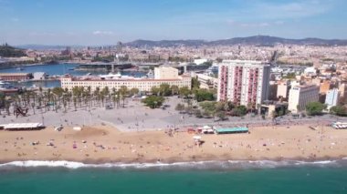Barselona Denizi, İspanya, Barceloneta Sahili ve Limanı 4K Sıcak Yaz Günü