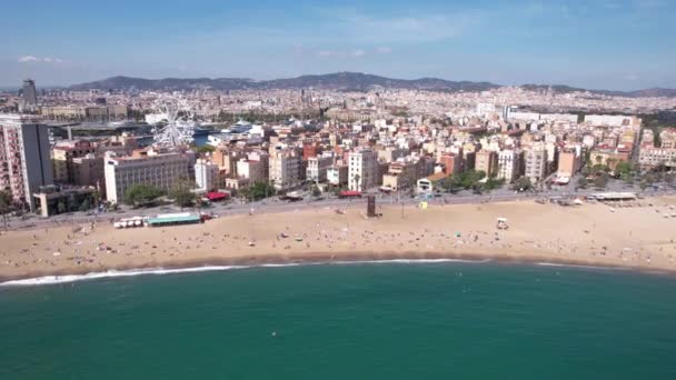バルセロネータビーチ プロムナード ビーチフロントビル バルセロナ スペイン4Kの航空ビュー — ストック動画