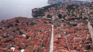 Dubrovnik. Hırvatistan. Eski Şehir Binalarının ve Duvarların Üzerinde Uçan, Güneşli Yaz Gününde Ortaçağ Kalesi, Drone 4k