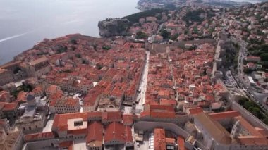 Dubrovnik Eski Kasabası, Hırvatistan Antik Duvarlar İçindeki Binalar ve Lovrijenac Kalesi 'nin Hava Görüntüsü, İHA 4k