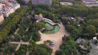 Cascada del Parc de la Ciutadella, Citadel Park, Barcelona, İspanya. Klasik Çeşme 4k 'nin Drone Hava Görüntüsü