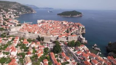 Dubrovnik Eski Kasabası, Hırvatistan. Adriyatik Denizi Sahili 4k 'te Ünlü Turist Hedefinin İHA Uçağı Görünümü