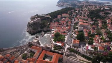 Hırvatistan 'ın Dubrovnik kentinin havadan görüntüsü. Eski Şehir Duvarları ve Lovrijenac Deniz Kenarı Kalesi, İHA 4K