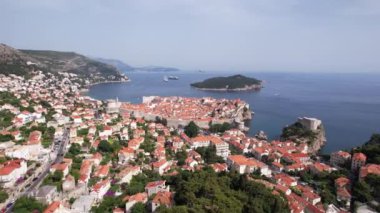 Hırvatistan 'da Dubrovnik Eski Kenti ve Popüler Turizm Yaz Merkezinin Drone Atışı 4k