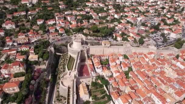 ドゥブロヴニク クロアチアの旧市街 ミネタ要塞タワーとシティウォールの空中ビュー — ストック動画