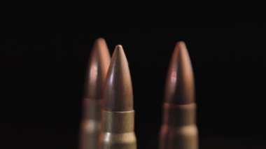 Makineli Tüfek Mermileri, Kara Arkaplan 'da izole edilmiş. Kalaşnikof AK 47 Mühimmat