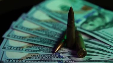 Amerikan Doları ve Makineli Tüfek Kurşunları, Ölümcül Silahlar ve Ekonomi Konsepti, Kapatın
