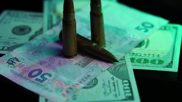 Ajuda Militar Americana Ucrânia Conceito Balas Hryvnia Dólares Notas Close — Vídeo de Stock