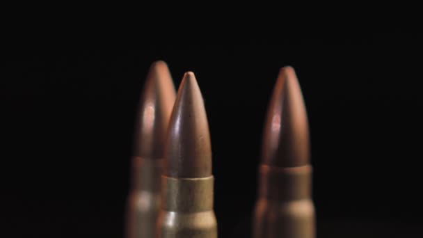 Pistola Mitragliatrice Bullets Close Isolato Sfondo Nero Kalashnikov Munizioni — Video Stock