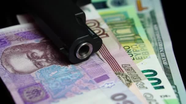 Пистолет Украинских Гривнах Российских Рублях Банкнотах Евро Долларов Сша Концепция — стоковое видео