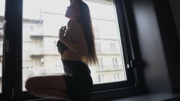 Sexig Ung Kvinna Modell Svart Klänning Och Höga Klackar Posing — Stockvideo