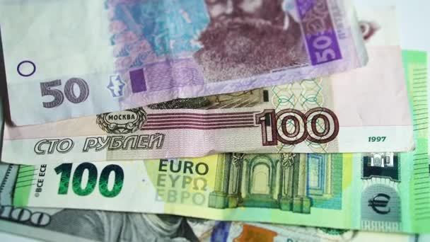 俄罗斯卢布和乌克兰格里夫尼亚钞票 战争经济和通货膨胀概念 — 图库视频影像