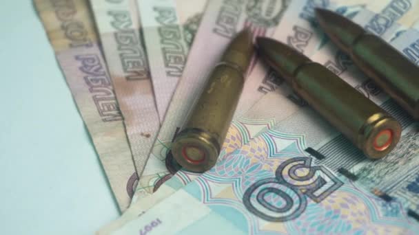 俄罗斯卢布钞票和机枪子弹 近战4K — 图库视频影像