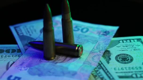 Αμερικανικό Δολάριο Ουκρανικά Hryvnia Τραπεζογραμμάτια Και Σφαίρες Στρατιωτική Βοήθεια Στην — Αρχείο Βίντεο