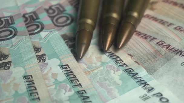 Калашников Кулі Банкнотах Російського Рубля Концепція Війни Економіки Крупним Планом — стокове відео