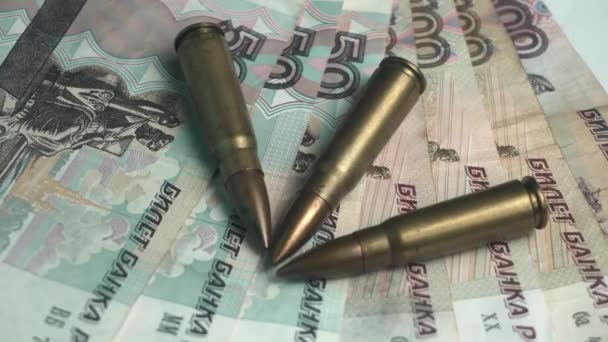 Oorlogseconomie Concept Machinegeweerkogels Russische Roebel Bankbiljetten Close — Stockvideo