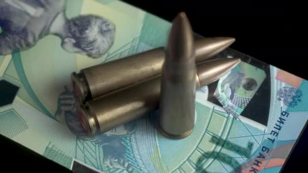 Machine Pistool Kogels 100 Russische Roebel Bankbiljet Close Oorlog Economie — Stockvideo