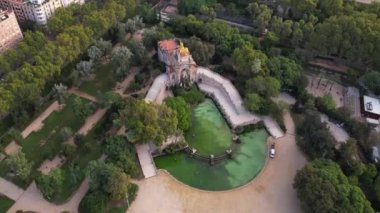 Cascada del Parc de la Ciutadella, Barcelona, İspanya. Park ve Mahalledeki Klasik Çeşmenin Hava Görüntüsü, İnsansız Hava Aracı Atışı 4k