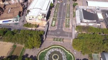 Plaza Espana 'nın havadan görünüşü ve Barcelona İspanya' nın şehir manzarası, İHA 'nın 4k' yi vurduğunu gösteriyor.