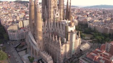 La Sagrada Familia, Barselona İspanya, Sunny Morning 4k 'deki Katolik Bazilikasının İHA Hava Görüntüsü