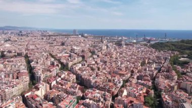 Barcelona Şehir ve Akdeniz, Binalar, Liman ve Ufuk 'un Hava Görüntüsü