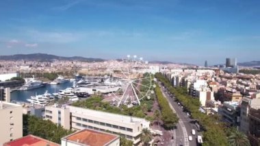 Barselona, İspanya. Güneşli yaz gününde Ferris Wheel, Yatlar ve La Barceloneta Mahalle Binalarının Hava Görüntüsü, İHA 4K
