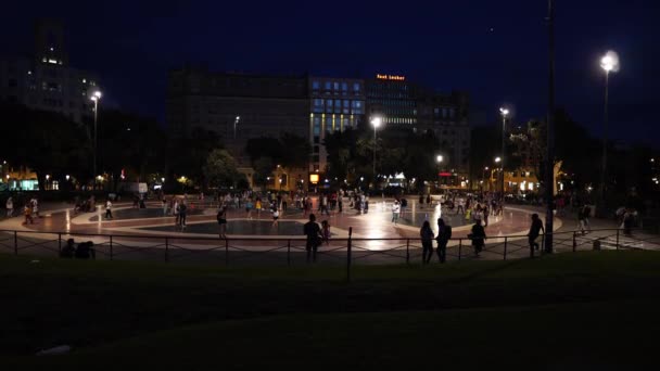 Ludzie Plaza Catalunya Nocy Barcelona Hiszpania — Wideo stockowe