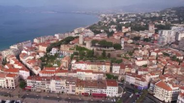 Cannes, Fransa. Castre Şatosu Hava Manzarası, Akdeniz Sahili 4k üzerinde Kent Simgesi
