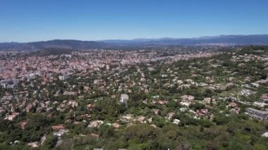 Cannes, Fransa. Şehir manzarası, tepe kenarı villaları ve şehir merkezi manzarası güneşli yaz günü 4k