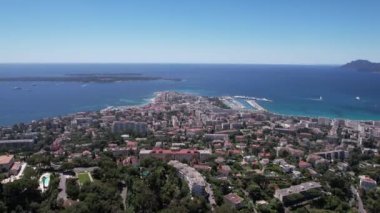 Cannes, Fransa 'nın havadan görüntüsü. Akdeniz 'deki Hillside Binaları ve Limanı 4k