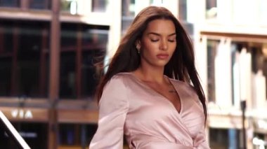 Merdivenlerde Yürüyen ve Kameraya Bakan Elbiseli Güzel Genç Kadın. Yavaş Hareket