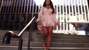 Seksi Elbiseli Güzel Karışık Yarış Esmerleri ve Yüksek Topuklular Merdivenlerden Aşağı Yürüyor, Yavaş Hareket