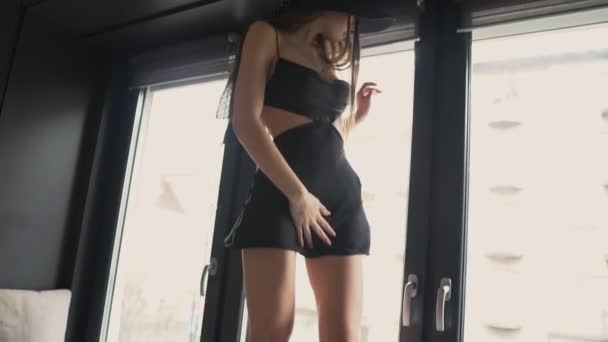 Mooie Jonge Brunette Vrouw Sexy Zwart Jurk Hoed Bewegende Door — Stockvideo