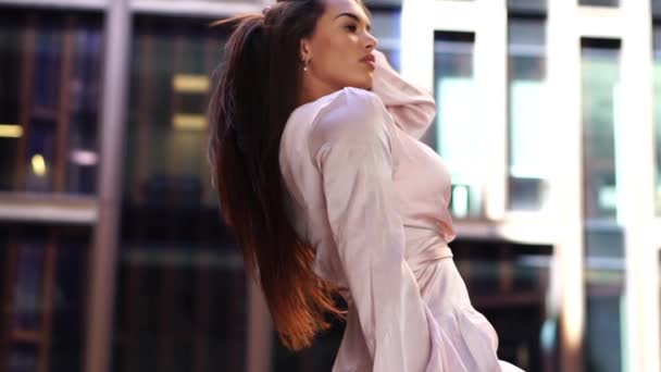 Piękna Sexy Brunetka Kobieta Długimi Włosami Pozowanie Kamery Zewnątrz Powolny — Wideo stockowe
