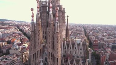 Sagrada Familia, Barselona İspanya. İkonik Kilise Katedrali 'nin Hava Görünümü, Şehir Tarihi 4K