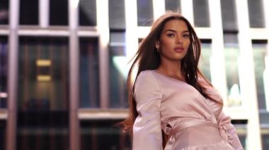 Yürüyen ve Kameraya Poz Veren Güzel Genç Kadın, Yavaş Hareket Yaklaş