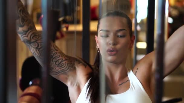 Jovem Sexy Mulher Com Tatuagens Trabalhando Fora Ginásio Levantando Pilha — Vídeo de Stock