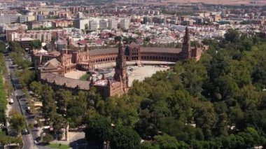 Plaza Espana 'nın havadan görünüşü, Sevilla İspanya. Güneşli bir günde İkonik Meydanı ve Turist Çekimi, Drone Vuruldu