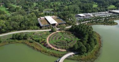 Chicago Botanik Bahçesi, Glencoe IL USA 4K yakınlarındaki Greenhouse Binaları ve Parkları Havadan Görünümü