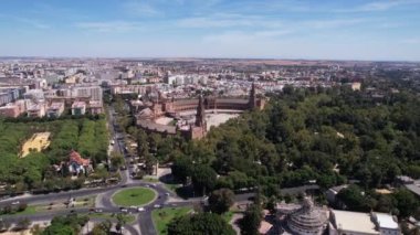 Plaza de Espana 'nın havadan görünüşü, Sevilla, İspanya. Tarihi meydan ve turistik ilgi, insansız hava aracı 4K