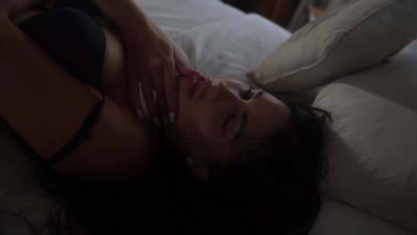Gezicht Van Sexy Jonge Vrouw Zwart Beha Liggend Bed Poseren — Stockvideo