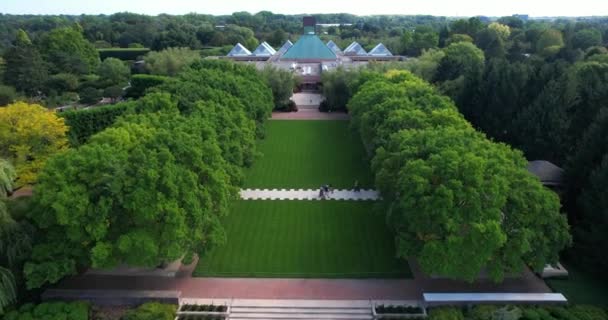 美国伊利诺斯州Glencoe市Lenhardt图书馆中央大楼和芝加哥植物园花园及童话景观中的无人机镜头 — 图库视频影像