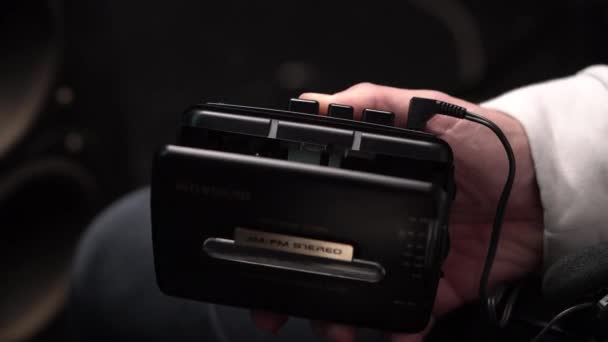 Holding Walkman Reproductor Cassette Audio Portátil Colocación Cinta Primer Plano — Vídeos de Stock