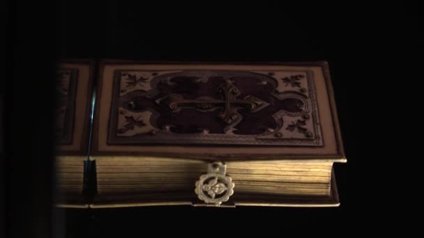 Vídeo Vertical Livro Oração Antiga Religião Cristã Close — Vídeo de Stock