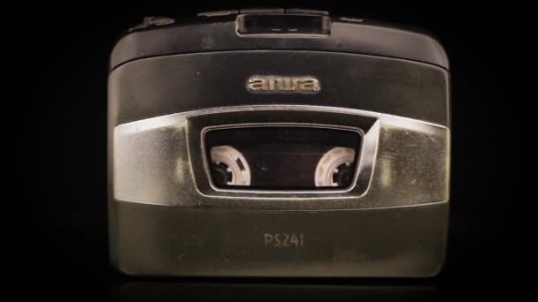 Aiwa Walkman Rolling Cartape Close 从20世纪80年代开始在黑背景音乐中使用的老式便携音响设备 — 图库视频影像