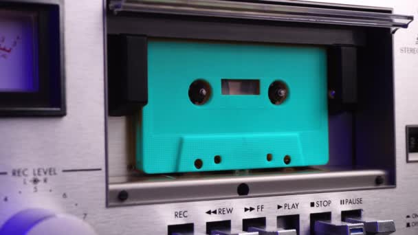 Türkisfarbenes Kompaktes Audio Kassettenband Das Vintage Deck Player Spielt Großaufnahme — Stockvideo